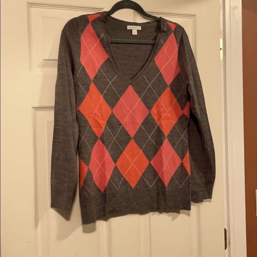 Grey and pink pattern v-neck sweater